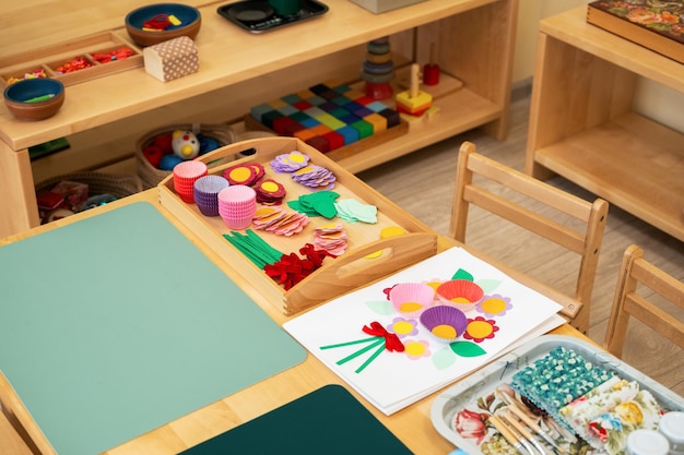 Aula del jardín de infantes montessori el colorido concepto material montessori de los niños que aprenden t
