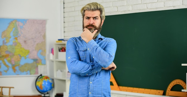 Aula particular De volta à escola Estude com interesse Mentoring de homens projetos escolares Matéria escolar Educação básica História e geografia Conceito de ciência Professor maduro e barbudo em sala de aula