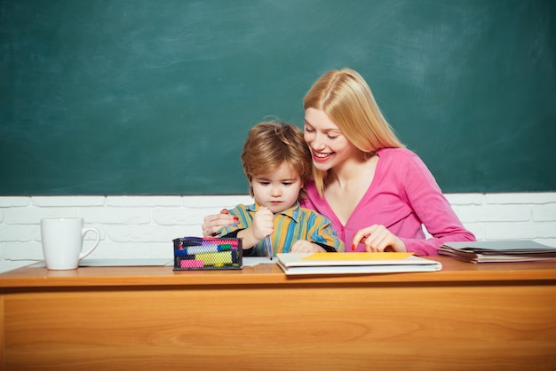 Aula de pedagogo de mujer de niño y maestra de niño. Desarrollo y crianza. Jardín de infancia y desarrollo escolar. Desarrollar talentos y habilidades. Cuidado y desarrollo infantil. Preparación preescolar.