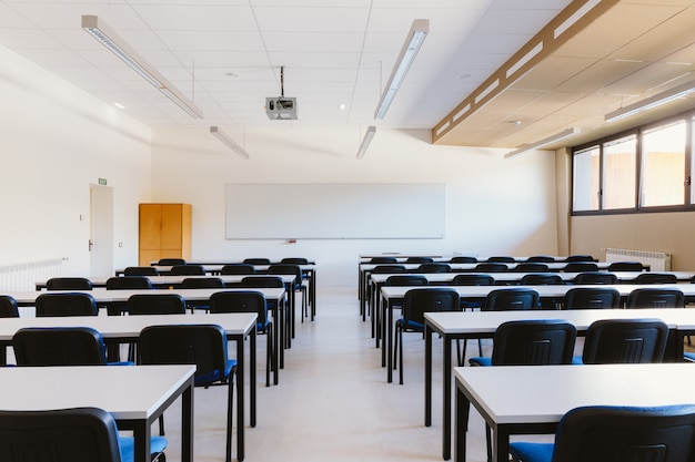 Foto aula vacía en educación universitaria.