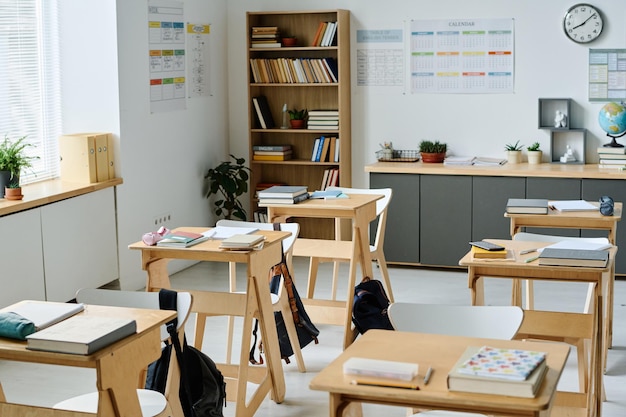 Aula vacía moderna con pupitres en la escuela primaria