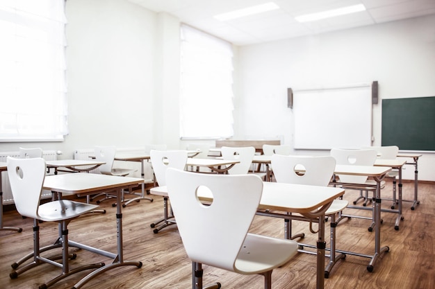 Aula vacía con sillas y pupitres