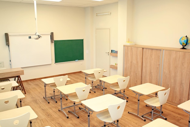 Aula vacía con sillas y pupitres