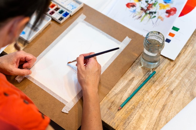 Aulas de desenho e pintura Mulher desenhando com lápis