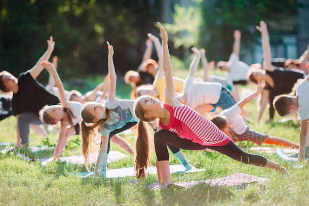 Aulas de ioga ao ar livre. kids yoga,