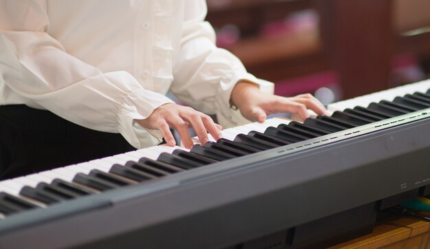 Aulas de piano e tocar piano