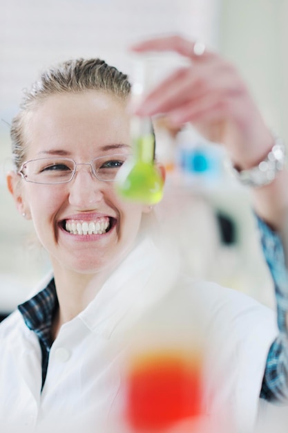 Foto aulas de química científica com jovem estudante em laboratório