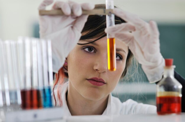 Foto aulas de química científica com jovem estudante em laboratório