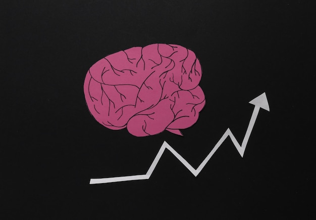 Aumentar su habilidad de conocimiento Cerebro cortado en papel con flecha de crecimiento en fondo negro