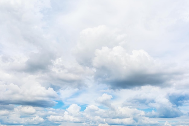 Aumento de la nube en el fondo del cielo