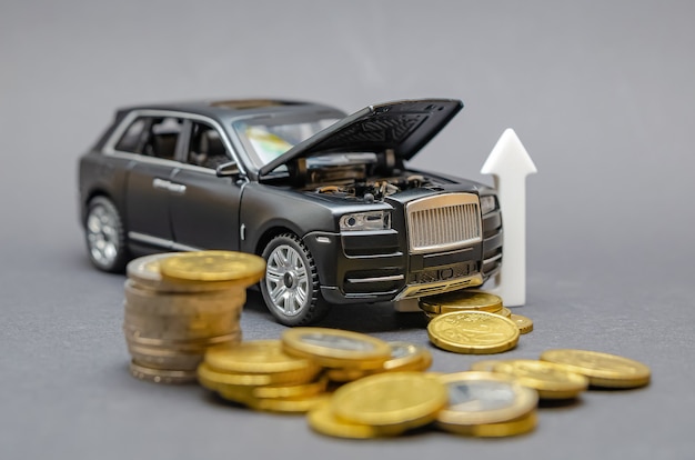 Aumento de los precios de las piezas de automóvil. Sobre un fondo negro, hay un modelo de automóvil con un capó levantado, alrededor de una moneda. Concepto de aumento de precio de servicio de coche.