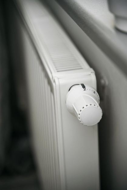 Aumento del valor del radiador del termostato para calentar la casa durante el clima frío Concepto de temperatura fría dentro de las casas