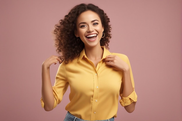 Aura vibrante Uma mulher sorridente ilumina sua camisa amarela