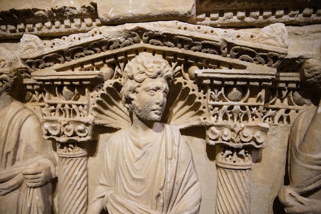 Aurelia Botiane und der Sarkophag von Demetria im Archäologischen Museum von Antalya, Türkei.