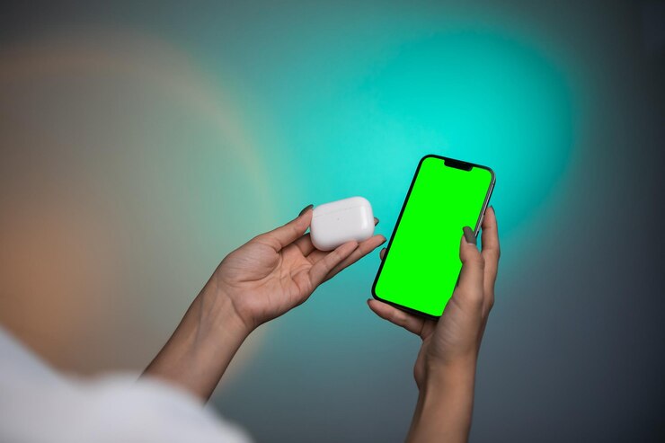 Auricular inalámbrico moderno y gadget con pantalla verde.