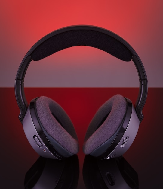 Auriculares de audio inalámbricos profesionales. Sobre un fondo rojo