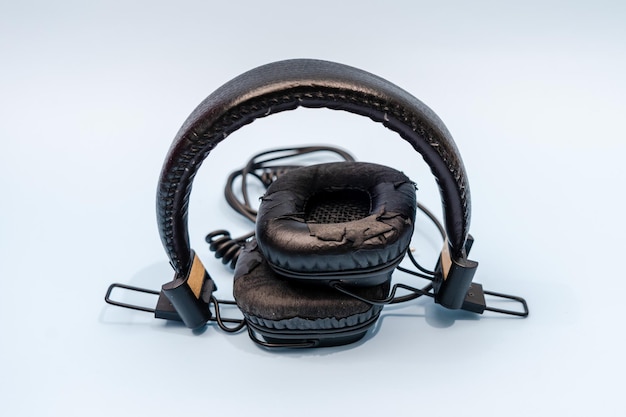 Auriculares auriculares de ordenador negro aislado sobre fondo blanco.