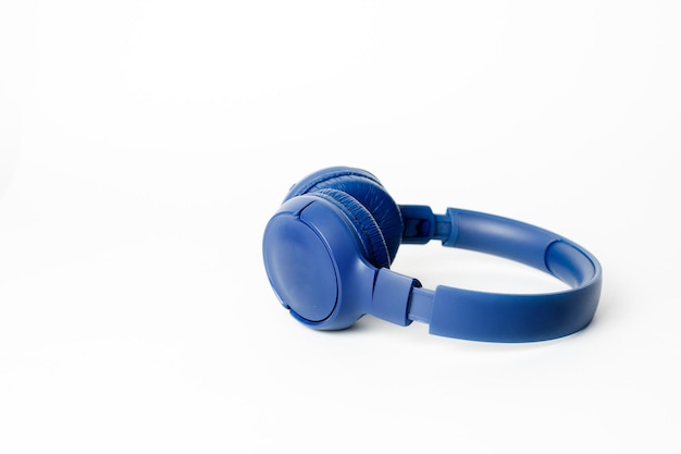 Auriculares azules aislado sobre un fondo blanco.