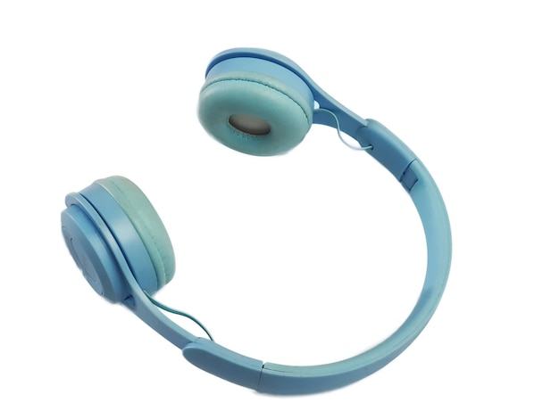 auriculares azules aislados sobre un fondo blanco