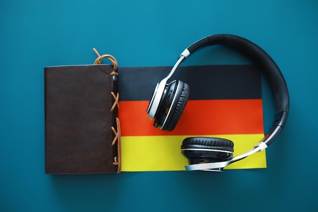 Auriculares y bandera El estudio de materias extranjeras Audiolibros en un idioma extranjero Clases de idiomas Escuchar