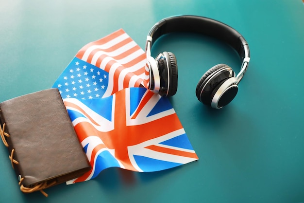 Auriculares y bandera El estudio de materias extranjeras Audiolibros en un idioma extranjero Clases de idiomas Escuchar