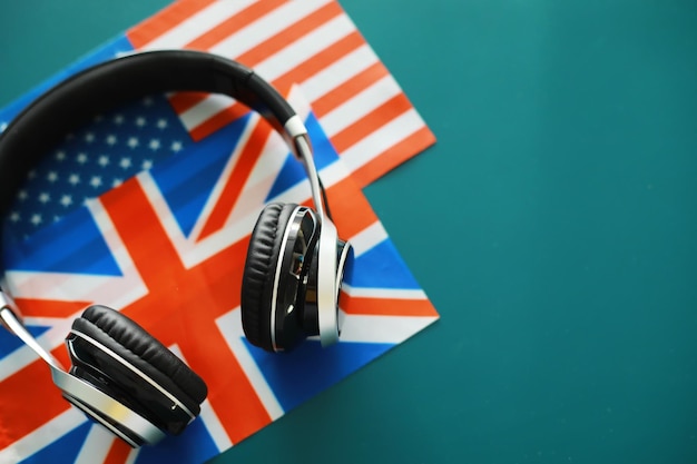 Auriculares y bandera El estudio de materias extranjeras Audiolibros en un idioma extranjero Clases de idiomas Escuchar