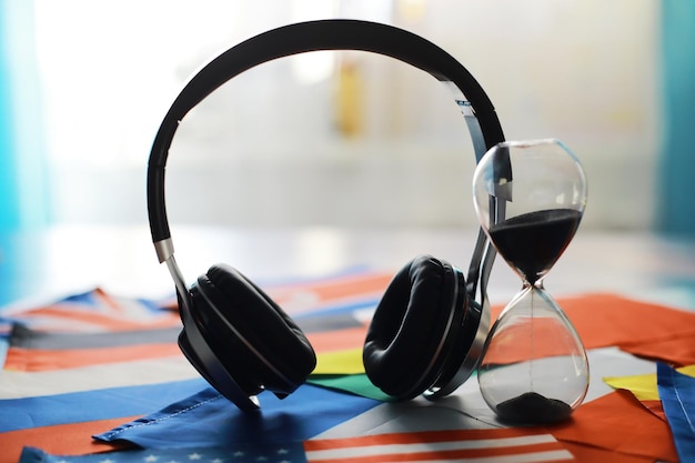 Auriculares y bandera El estudio de materias extranjeras Audiolibros en un idioma extranjero Clases de idiomas Escuchar