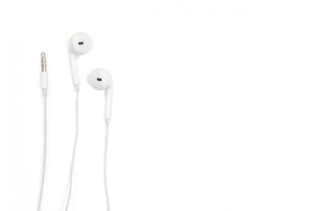 Auriculares blancos aislados en blanco con trazado de recorte