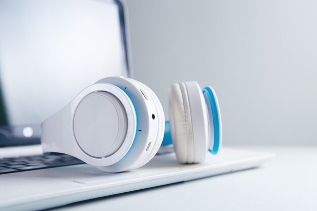 Auriculares blancos con computadora