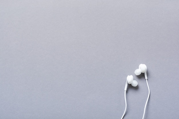 Auriculares blancos modernos sobre un gris