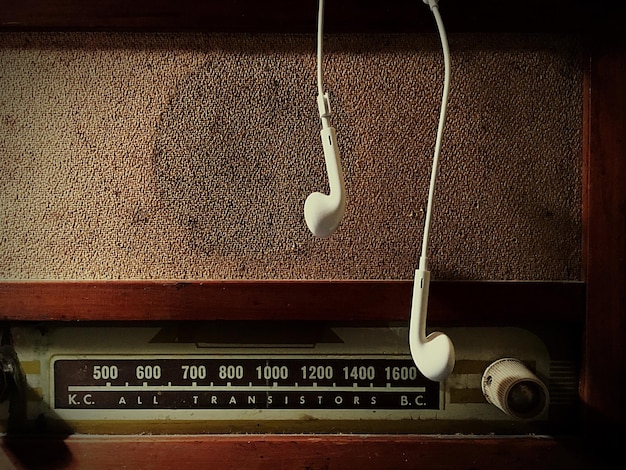 Foto auriculares blancos en la radio