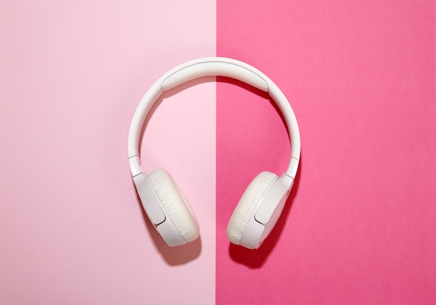 Auriculares blancos sobre un fondo rosado de tono dúo