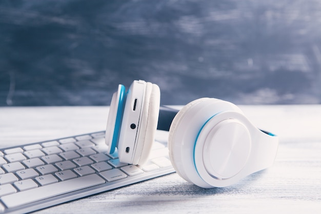 Auriculares blancos con teclado