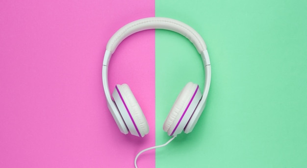 Auriculares con cable blanco clásico sobre fondo de papel de color