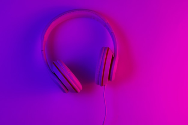 Auriculares con cable clásicos con luz de neón rosa púrpura degradada