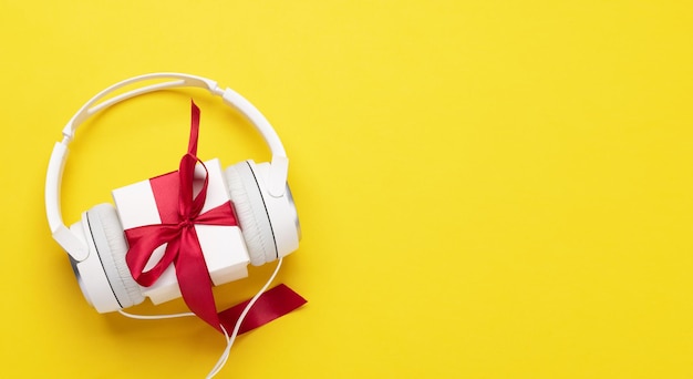 Auriculares y caja de regalo en amarillo.