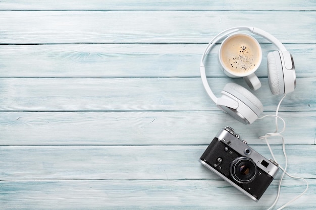 Auriculares cámara y café