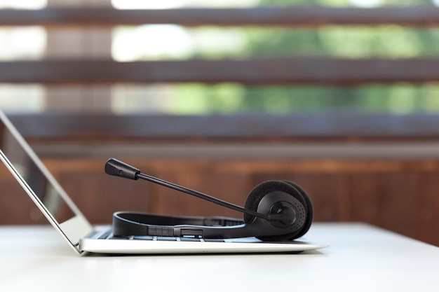 Auriculares y computadora portátil, soporte de centro de llamadas