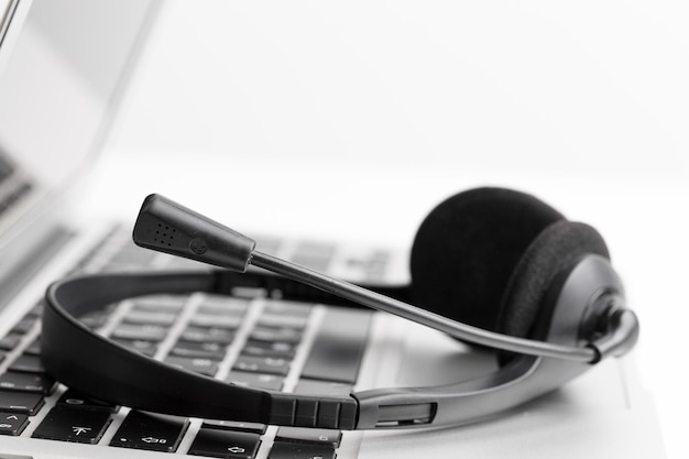 Auriculares y computadora portátil, soporte de centro de llamadas