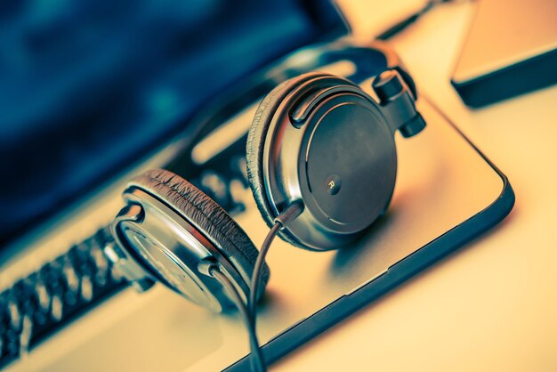 Auriculares en la computadora portátil