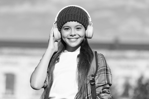 Auriculares para una experiencia de audio perfecta Niño feliz escuchando música en auriculares al aire libre Diversión y entretenimiento Tecnología de sonido Ligero y excelente para oídos pequeños