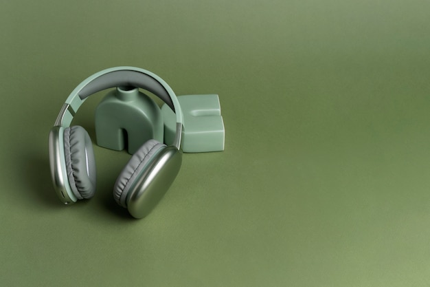 Auriculares con fondo monocromático minimalista