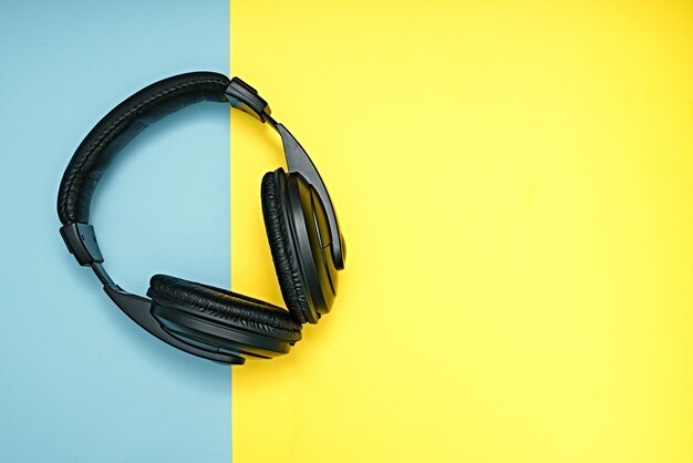 Auriculares grandes y negros sobre un fondo de color