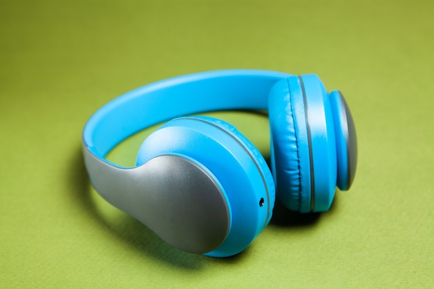 Auriculares grandes sobre un fondo verde