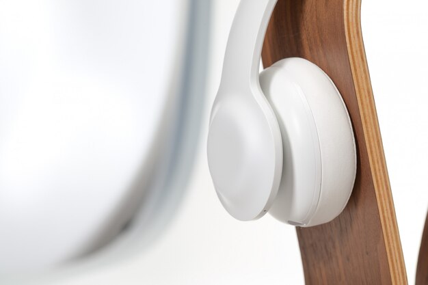 Auriculares HIFI (alta fidelidad) en un soporte omega de madera. Aislados Auriculares HIFI de alta fidelidad (alta fidelidad) en un soporte omega de madera. Aislado