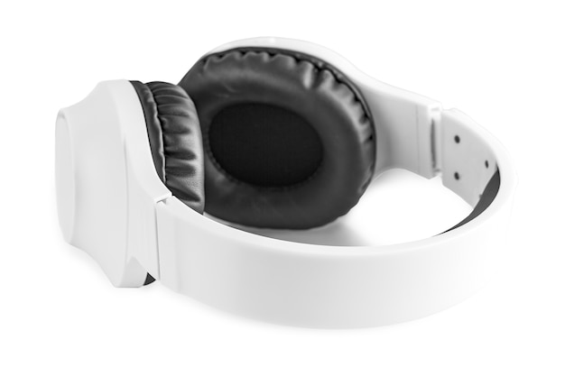 Los auriculares inalámbricos aislados en blanco