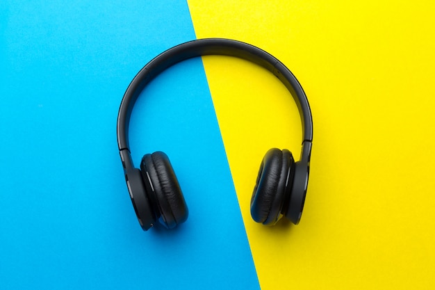 Auriculares inalámbricos en amarillo y azul.