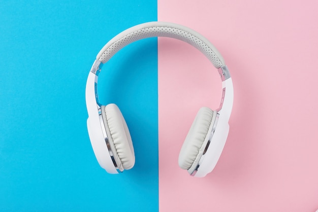 Auriculares inalámbricos blancos en rosa pastel y azul