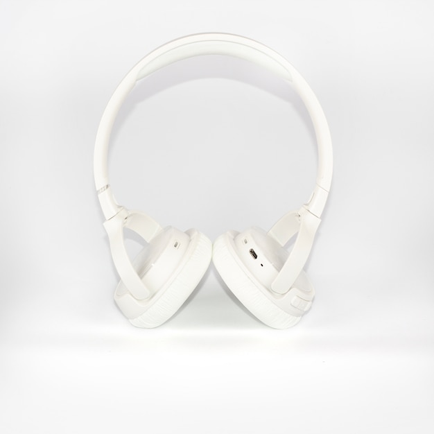 Auriculares inalámbricos blancos sobre fondo blanco.