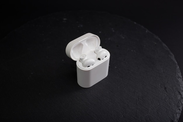 Auriculares inalámbricos blancos tecnología moderna para escuchar música